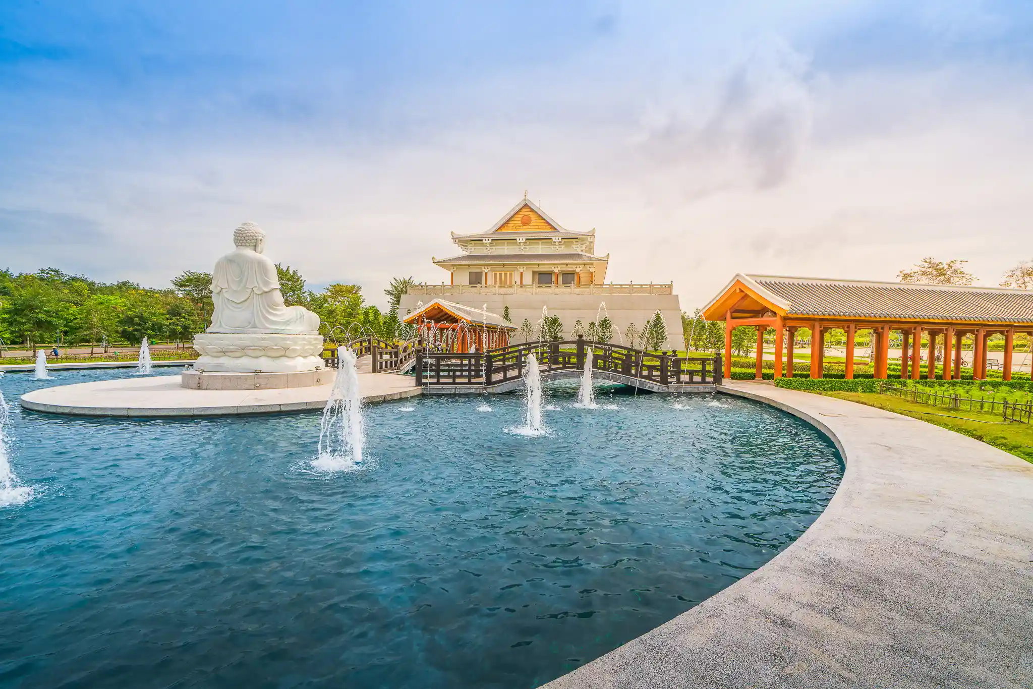 Đền Trình tại nghĩa trang sala garden